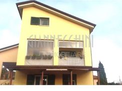 Casa Bi/Trifamiliare in Residenziale