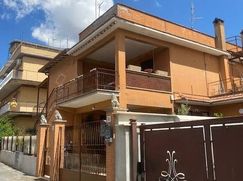 Casa Bi/Trifamiliare in Residenziale