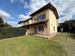 Casa Bi/Trifamiliare in Residenziale