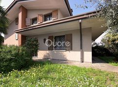 Casa Bi/Trifamiliare in Residenziale