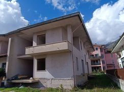Casa Bi/Trifamiliare in Residenziale