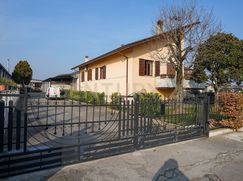 Casa Bi/Trifamiliare in Residenziale