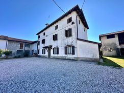 Casa Bi/Trifamiliare in Residenziale