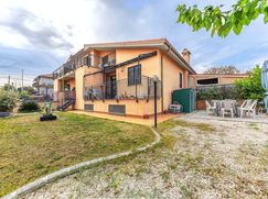Casa Bi/Trifamiliare in Residenziale