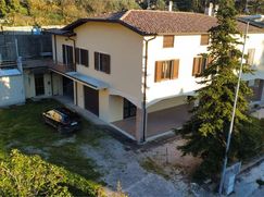 Casa Bi/Trifamiliare in Residenziale