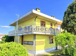 Casa Bi/Trifamiliare in Residenziale