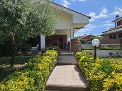 Casa Bi/Trifamiliare in Residenziale
