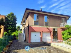 Casa Bi/Trifamiliare in Residenziale