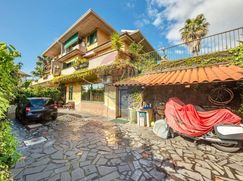 Casa Bi/Trifamiliare in Residenziale