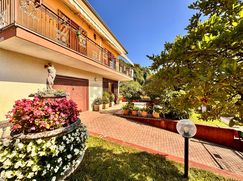 Casa Bi/Trifamiliare in Residenziale