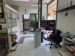 Attività/Licenza (con o senza mura) in Commerciale