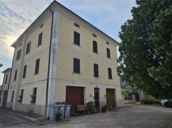 Casa Bi/Trifamiliare in Residenziale