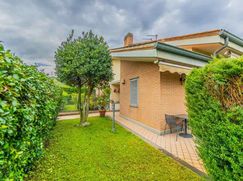 Casa Bi/Trifamiliare in Residenziale