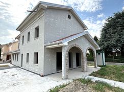 Casa Bi/Trifamiliare in Residenziale