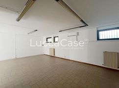 Negozio/Locale commerciale in Commerciale