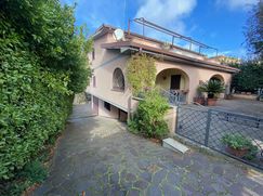 Casa Bi/Trifamiliare in Residenziale