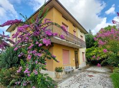 Casa Bi/Trifamiliare in Residenziale