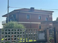 Casa Bi/Trifamiliare in Residenziale