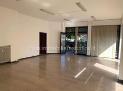 Negozio/Locale commerciale in Commerciale