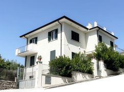 Casa Bi/Trifamiliare in Residenziale