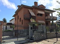 Casa Bi/Trifamiliare in Residenziale