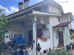 Casa Bi/Trifamiliare in Residenziale