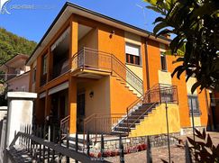 Casa Bi/Trifamiliare in Residenziale