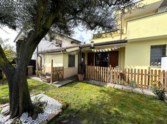 Casa Bi/Trifamiliare in Residenziale