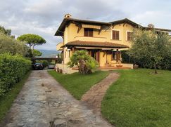 Casa Bi/Trifamiliare in Residenziale