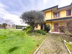 Casa Bi/Trifamiliare in Residenziale