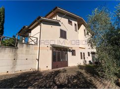 Casa Bi/Trifamiliare in Residenziale