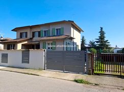 Casa Bi/Trifamiliare in Residenziale