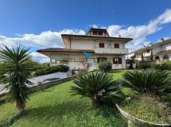 Casa Bi/Trifamiliare in Residenziale