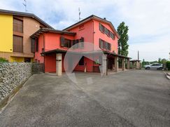 Casa Bi/Trifamiliare in Residenziale