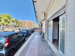 Negozio/Locale commerciale in Commerciale