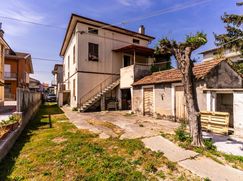 Casa Bi/Trifamiliare in Residenziale