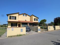 Casa Bi/Trifamiliare in Residenziale