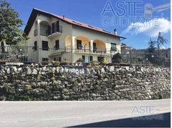 Casa Bi/Trifamiliare in Residenziale