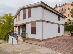 Casa Bi/Trifamiliare in Residenziale