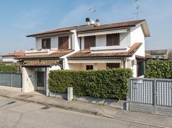Casa Bi/Trifamiliare in Residenziale