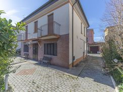 Casa Bi/Trifamiliare in Residenziale