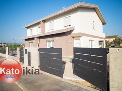 Casa Bi/Trifamiliare in Residenziale