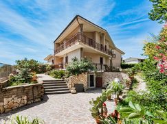Casa Bi/Trifamiliare in Residenziale