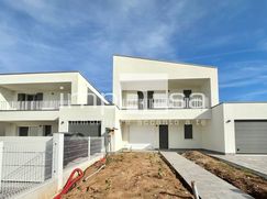 Casa Bi/Trifamiliare in Residenziale