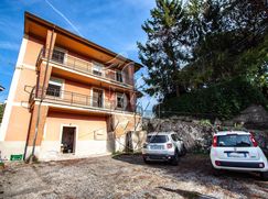 Casa Bi/Trifamiliare in Residenziale