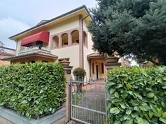 Casa Bi/Trifamiliare in Residenziale