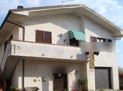 Casa Bi/Trifamiliare in Residenziale