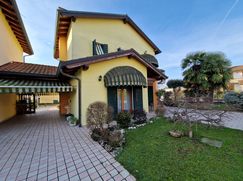Casa Bi/Trifamiliare in Residenziale