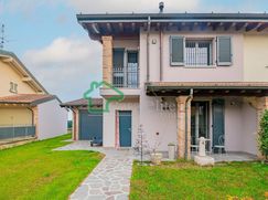 Casa Bi/Trifamiliare in Residenziale