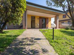 Casa Bi/Trifamiliare in Residenziale
